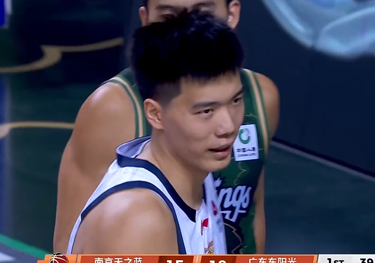 壹号娱乐下载-广东16分大胜同曦！胡明轩王者归来，焦泊乔爆发砍两双，徐杰9+5