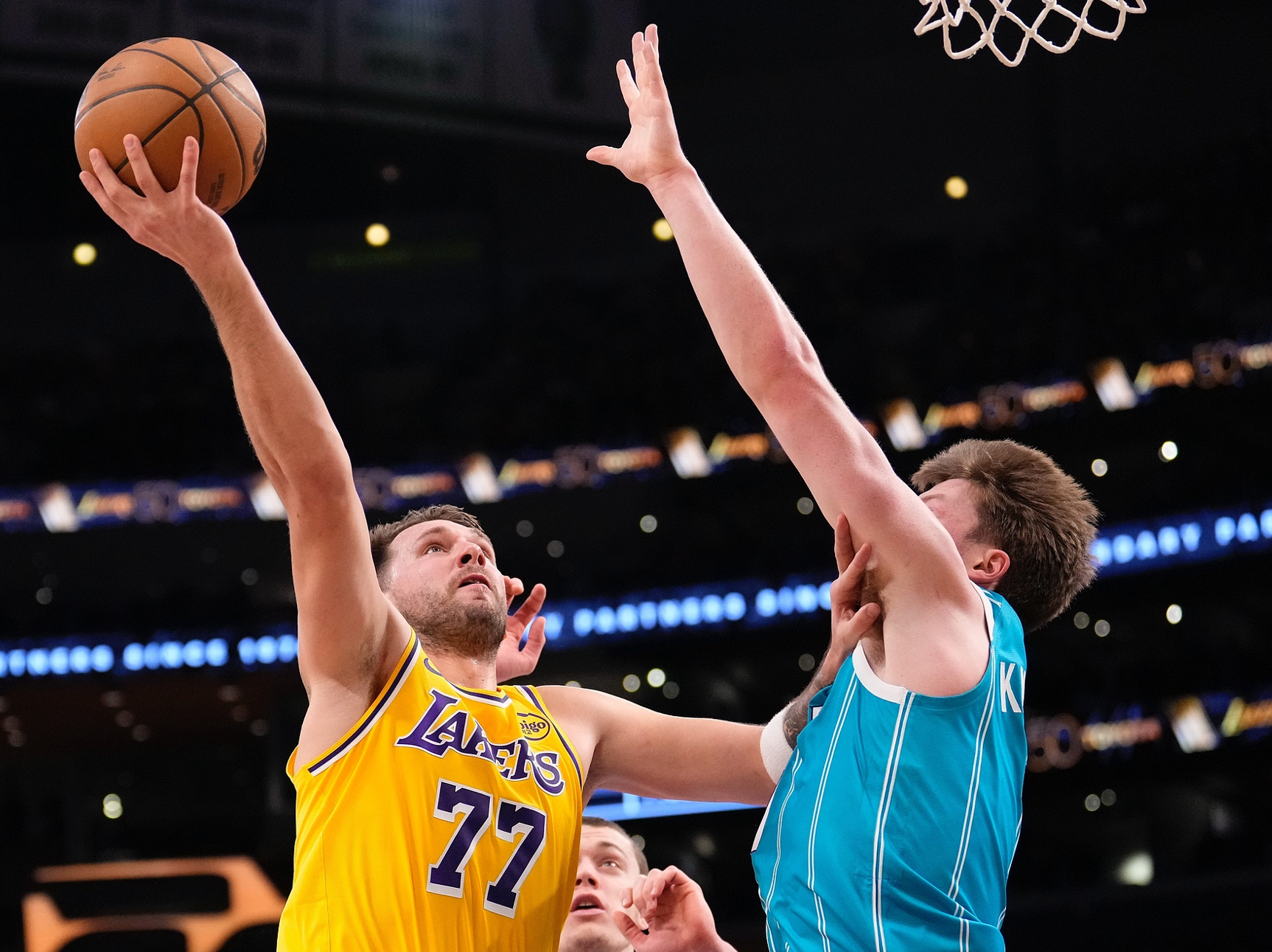 壹号娱乐-39+6三分未能上演王者归来！在场-13先发最差 东契奇防守差到极致