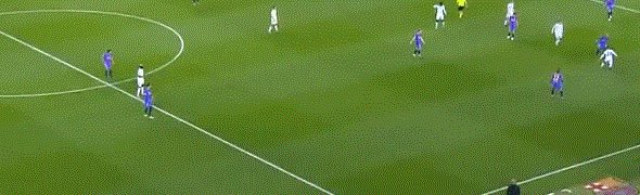 壹号娱乐APP-【欧联】费兰进点球却连失良机 巴萨主场平那不勒斯