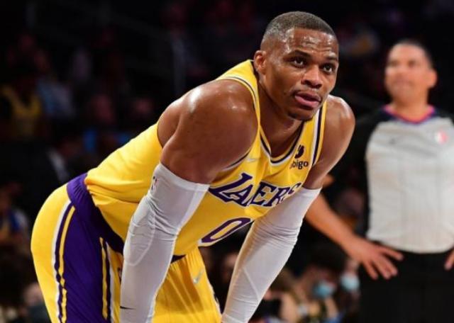 一号-韦少季前赛发挥糟糕 某高管：再这样湖人会交易他