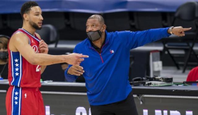 壹号娱乐官网-舔狗里弗斯上线：西蒙斯能助我们争冠 他防守很好